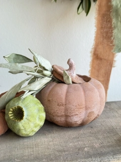 Betonová dýně s pokličkou v terakotové barvě 
