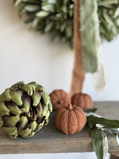 Velká betonová dýně v terakotové barvě