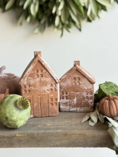 Betonový domeček v terakotové barvě 