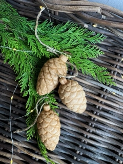 Dřevěná závěsná šiška 