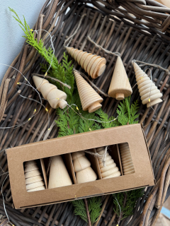 Balení 5 ks dřevěných závěsných stromečků 