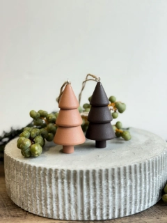 Závěsný dřevěný stromeček - hnědý