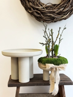 Designový kovový podnos na nožkách - malý