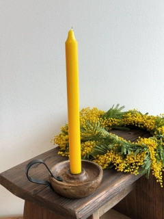 Svícen z exotického dřeva a kovovým madlem  