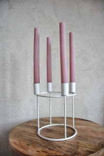 Bílý kovový svícen na 4 svíčky