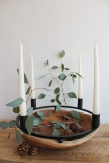 Závěsný kovový svícen na čtyři kónické svíčky 